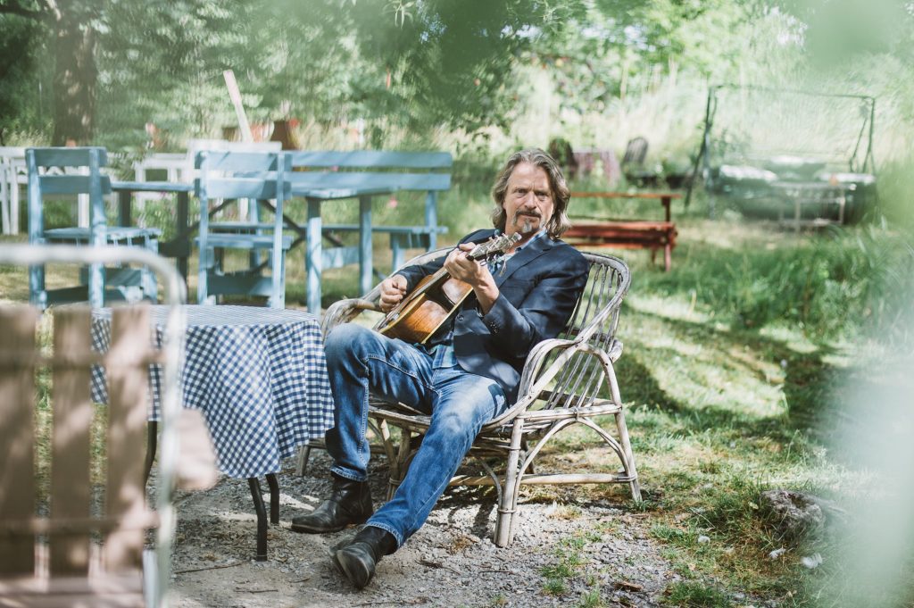 Ray Cooper Singer / Songwriter playing guitar